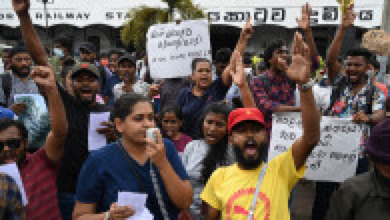 Poliția și armata din din Sri Lanka au intervenit în forță pentru a-i îndepărta pe protestatarii anti-guvernamentali. FOTO: Profimedia Images | Poza 5 din 17