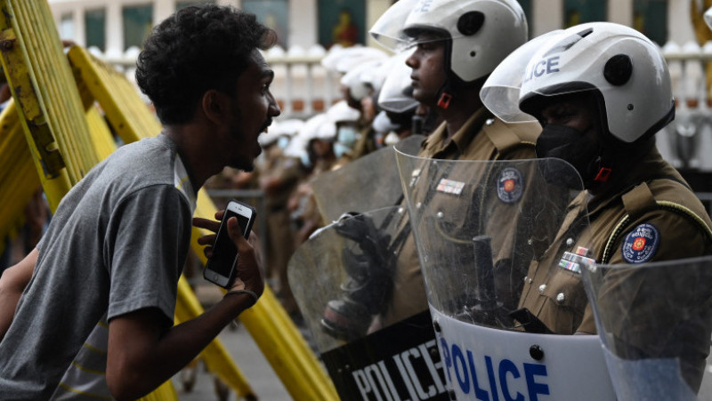 Poliția și armata din din Sri Lanka au intervenit în forță pentru a-i îndepărta pe protestatarii anti-guvernamentali. FOTO: Profimedia Images