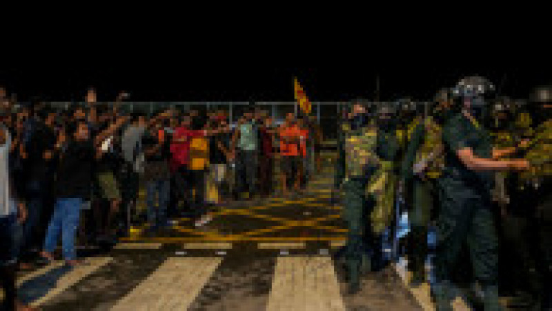 Poliția și armata din din Sri Lanka au intervenit în forță pentru a-i îndepărta pe protestatarii anti-guvernamentali. FOTO: Profimedia Images | Poza 13 din 17