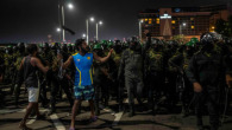 Poliția și armata din din Sri Lanka au intervenit în forță pentru a-i îndepărta pe protestatarii anti-guvernamentali. FOTO: Profimedia Images | Poza 15 din 17