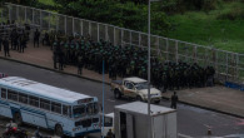 Poliția și armata din din Sri Lanka au intervenit în forță pentru a-i îndepărta pe protestatarii anti-guvernamentali. FOTO: Profimedia Images | Poza 9 din 17