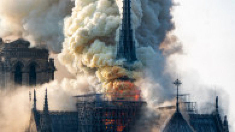 Un grup mic de pompieri s-a oferit să se întoarcă în mijlocul infernului și a salvat catedrala de la un dezastru total. Foto: Profimedia Images | Poza 17 din 24