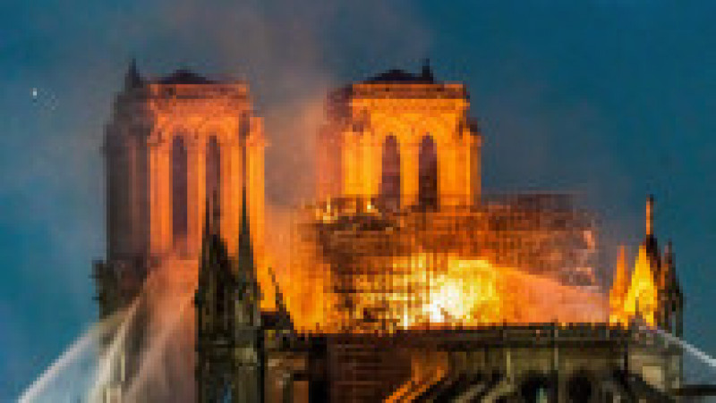Focul s-a răspândit în podul naosului, acolo unde o structură veche constând din grinzi de stejar vechi de 900 de ani sprijinea acoperișul catedralei. Foto: Profimedia Images | Poza 20 din 24