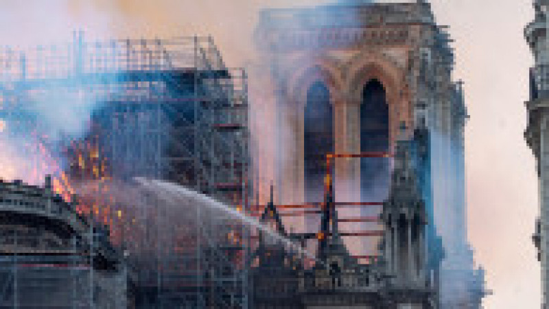 Un grup mic de pompieri s-a oferit să se întoarcă în mijlocul infernului și a salvat catedrala de la un dezastru total. Foto: Profimedia Images | Poza 16 din 24