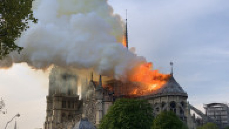 Un grup mic de pompieri s-a oferit să se întoarcă în mijlocul infernului și a salvat catedrala de la un dezastru total. Foto: Profimedia Images | Poza 13 din 24