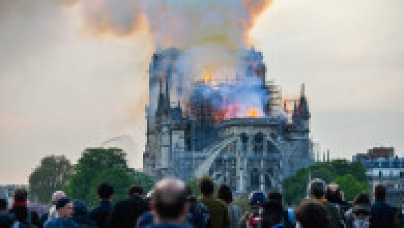 După o întârziere crucială de jumătate de oră, timp în care turiștii care își făceau poze cu Notre-Dame au putut observa cum iese fum din catedrală, s-a descoperit în sfârșit locul de unde s-a declanșat incendiul. Foto: Profimedia Images | Poza 8 din 24