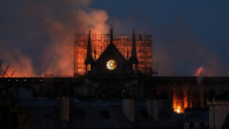 Focul s-a răspândit în podul naosului, acolo unde o structură veche constând din grinzi de stejar vechi de 900 de ani sprijinea acoperișul catedralei. Foto: Profimedia Images | Poza 7 din 24