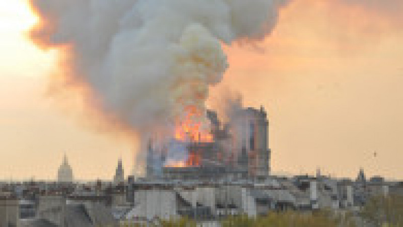 După o întârziere crucială de jumătate de oră, timp în care turiștii care își făceau poze cu Notre-Dame au putut observa cum iese fum din catedrală, s-a descoperit în sfârșit locul de unde s-a declanșat incendiul. Foto: Profimedia Images | Poza 22 din 24