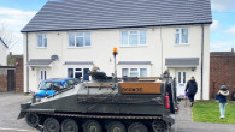 Un bărbat din Marea Britanie a cumpărat un tanc dezafectat, iar acum își duce peste tot familia cu el. Foto: Profimedia | Poza 8 din 17
