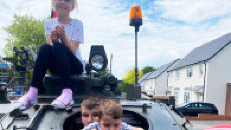 Un bărbat din Marea Britanie a cumpărat un tanc dezafectat, iar acum își duce peste tot familia cu el. Foto: Profimedia | Poza 7 din 17