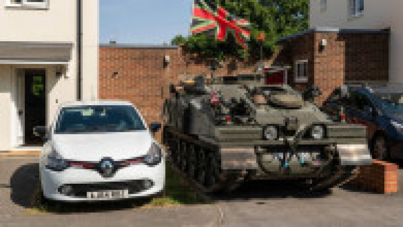 Un bărbat din Marea Britanie a cumpărat un tanc dezafectat, iar acum își duce peste tot familia cu el. Foto: Profimedia | Poza 9 din 17