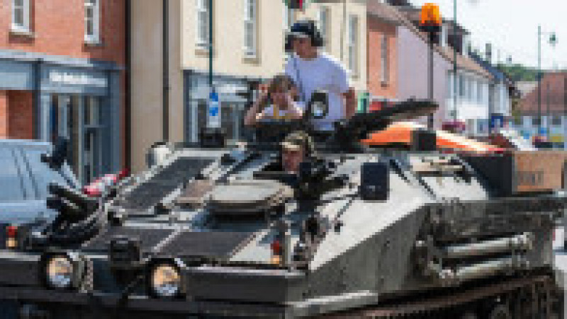 Un bărbat din Marea Britanie a cumpărat un tanc dezafectat, iar acum își duce peste tot familia cu el. Foto: Profimedia | Poza 10 din 17