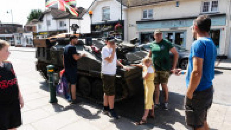 Un bărbat din Marea Britanie a cumpărat un tanc dezafectat, iar acum își duce peste tot familia cu el. Foto: Profimedia | Poza 4 din 17