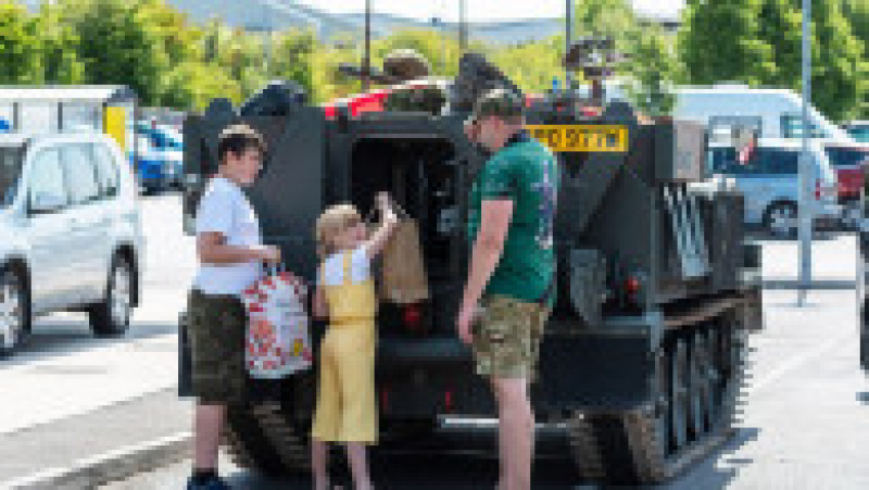 Un bărbat din Marea Britanie a cumpărat un tanc dezafectat, iar acum își duce peste tot familia cu el. Foto: Profimedia | Poza 16 din 17