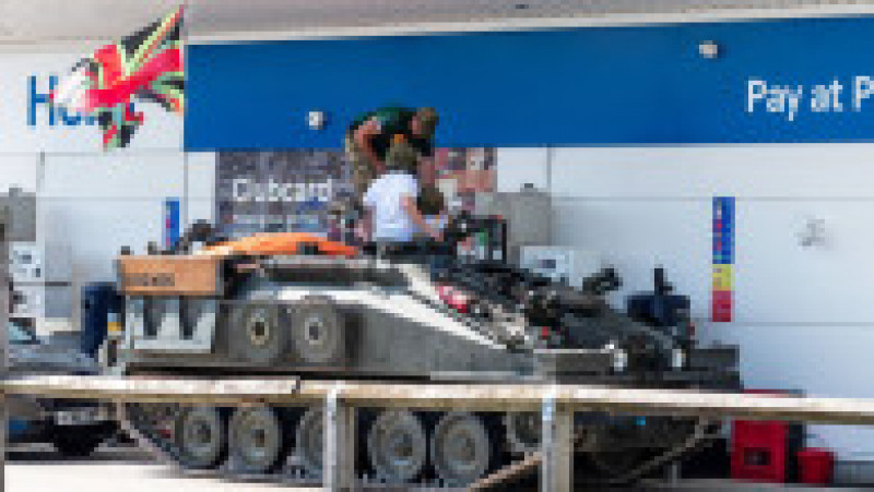 Un bărbat din Marea Britanie a cumpărat un tanc dezafectat, iar acum își duce peste tot familia cu el. Foto: Profimedia | Poza 14 din 17