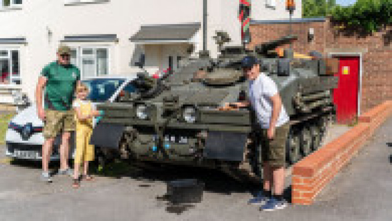 Un bărbat din Marea Britanie a cumpărat un tanc dezafectat, iar acum își duce peste tot familia cu el. Foto: Profimedia | Poza 13 din 17