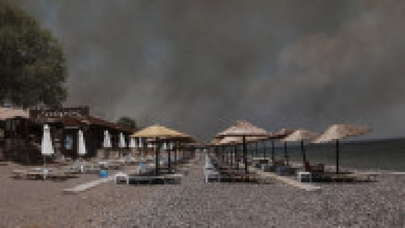 Incendiile de pe insula Lesbos au ajuns până la plaja Vatera Foto: Profimedia Images | Poza 2 din 10