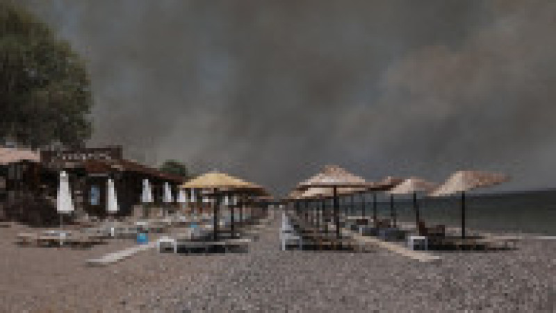 Incendiile de pe insula Lesbos au ajuns până la plaja Vatera Foto: Profimedia Images | Poza 2 din 10