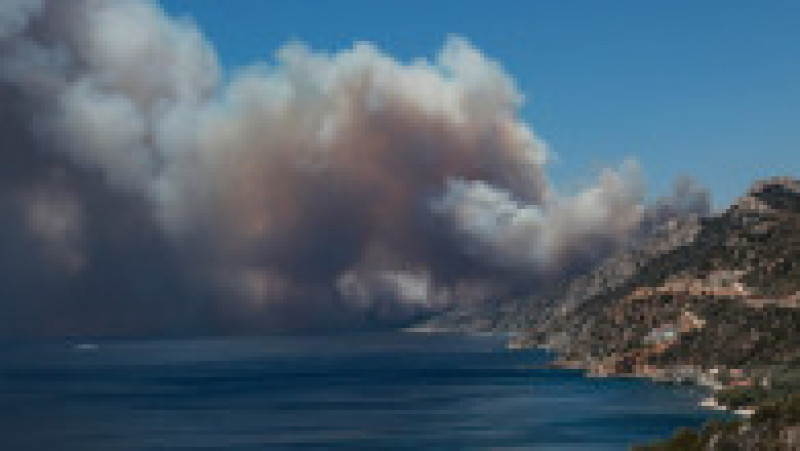 Flăcările incendiilor de pe insula Lesbos au ajuns până la malul mării Foto: Profimedia Images | Poza 4 din 10