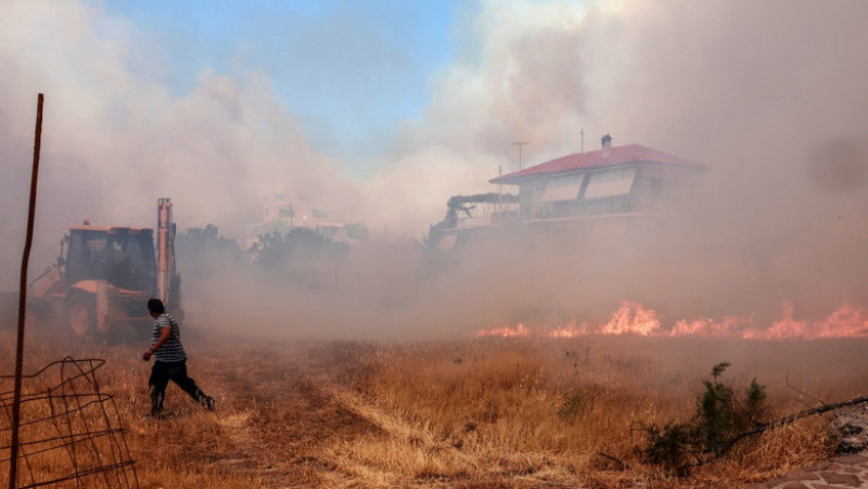 Localnicii și turiștii au primit ordin să plece de pe insula Lesbos din cauza incendiilor Foto: Profmedia Images