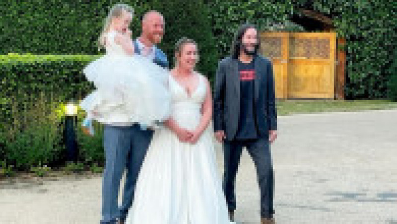 Un cuplu din Anglia a avut chiar în ziua nunții o surpriză colosală: actorul Keanu Reeves și-a făcut apariția la eveniment FOTO: Profimedia Images | Poza 3 din 6