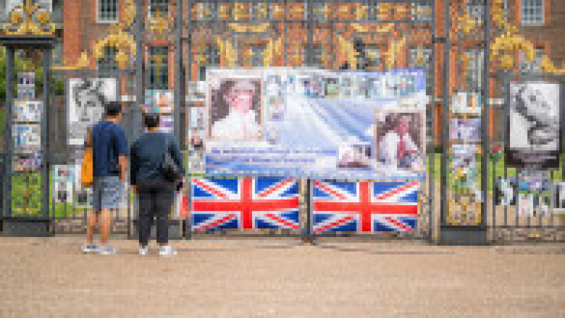 Oamenii s-au adunat la Palatul Kensington să comemoreze cei 25 de ani de la moartea Prințesei Diana. Foto: Profimedia Images | Poza 18 din 27