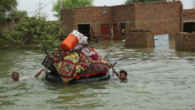 Inundațiile catastrofale din Pakistan au creat un lac de peste 100 de kilograme lățime în mijlocul uscatului. Sursa foto: Profimedia Images | Poza 13 din 31