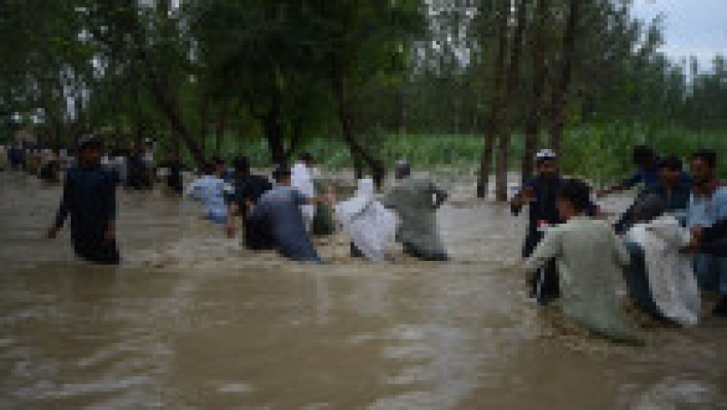 Inundațiile catastrofale din Pakistan au creat un lac de peste 100 de kilograme lățime în mijlocul uscatului. Sursa foto: Profimedia Images | Poza 23 din 31
