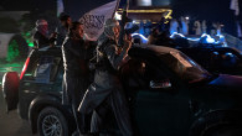 Luptătorii talibani s-au adunat pe străzile Kabulului, înarmați până în dinți, pentru a sărbători un an de la retragerea trupelor americane din Afganistan. Foto: Profimedia Images | Poza 3 din 17
