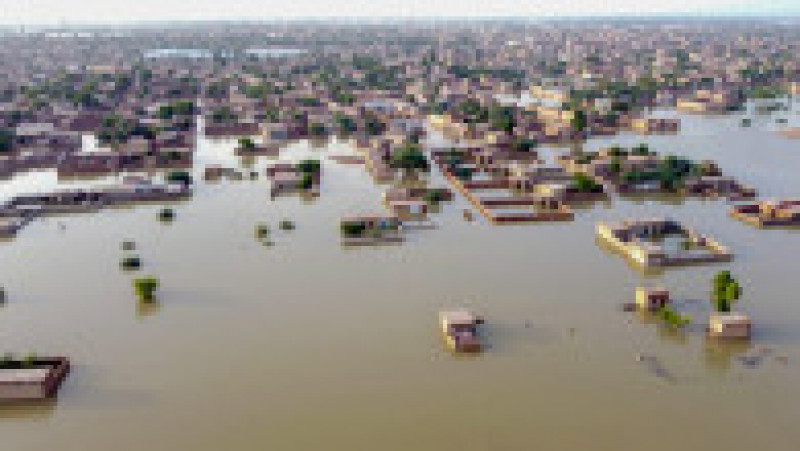 Inundațiile catastrofale din Pakistan au creat un lac de peste 100 de kilograme lățime în mijlocul uscatului. Sursa foto: Profimedia Images | Poza 28 din 31