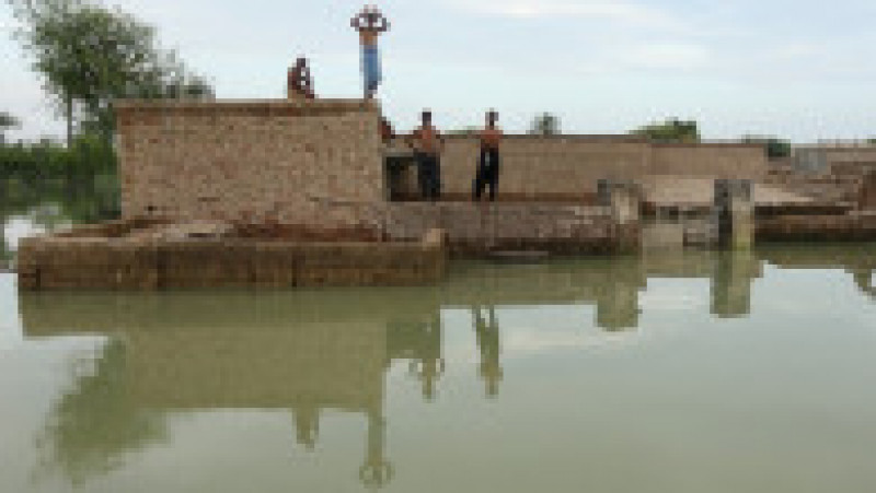 Inundațiile catastrofale din Pakistan au creat un lac de peste 100 de kilograme lățime în mijlocul uscatului. Sursa foto: Profimedia Images | Poza 29 din 31