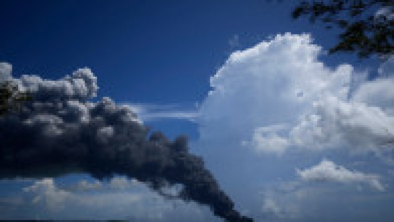 Coloana de fum era vizibilă de la zeci de kilometri depărtare Foto. Profimedia Images | Poza 8 din 11