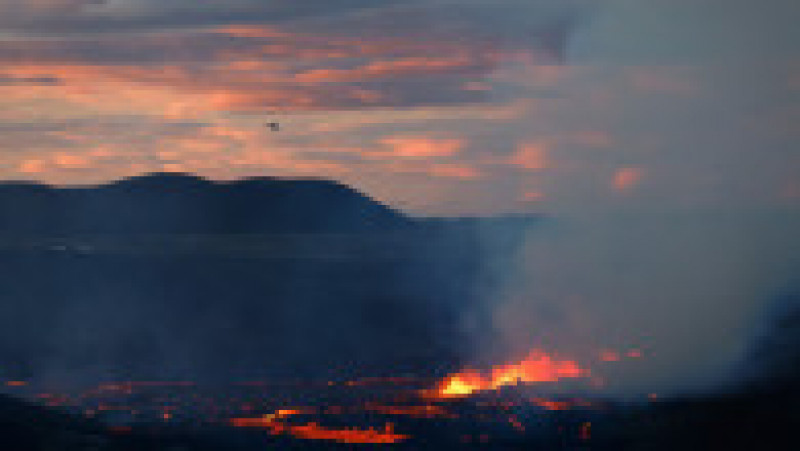 Deşi nu există nori de cenuşă vulcanică, specialiştii avertizează că este „posibil ca poluarea să fie detectată în zonă din cauza emanaţiilor de gaze”. Foto: Profimedia Images | Poza 11 din 12