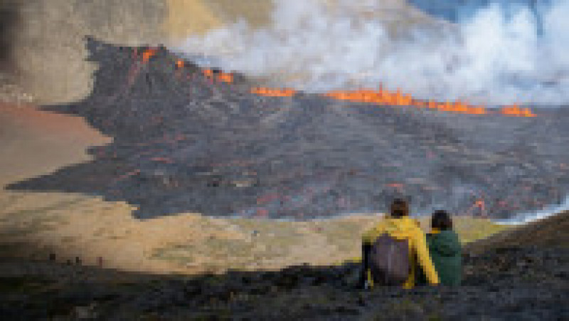 Turiștii și localnicii au fost sfătuiți să evite zona din cauza gazelor toxice emanate de vulcan. Foto: Profimedia Images | Poza 13 din 14