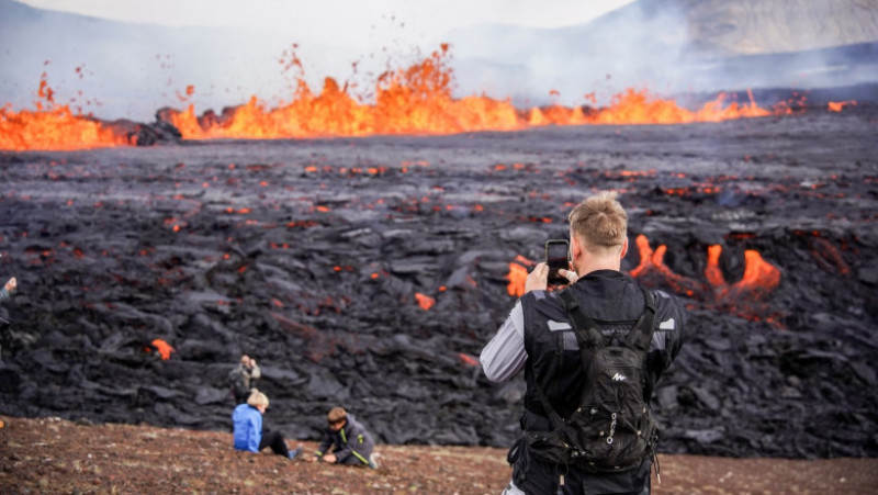 Turiștii și localnicii au fost sfătuiți să evite zona din cauza gazelor toxice emanate de vulcan. Foto: Profimedia Images