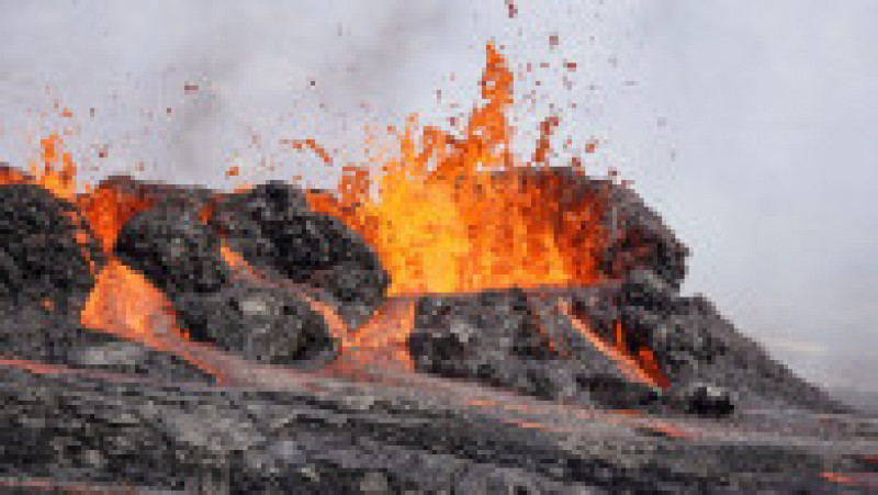Fisura, din care ies jeturi de lavă, se află la aproximativ 40 de kilometri de Reykjavik. Foto: Profimedia Images | Poza 6 din 12