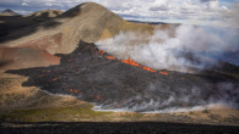 Deşi nu există nori de cenuşă vulcanică, specialiştii avertizează că este „posibil ca poluarea să fie detectată în zonă din cauza emanaţiilor de gaze”. Foto: Profimedia Images | Poza 12 din 12