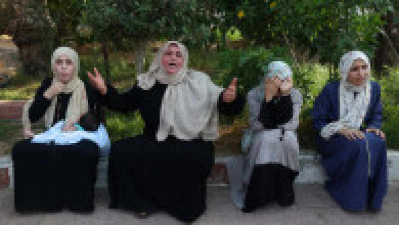 Femei palestiniene plâng în fața unui spital Foto: Profimedia Images | Poza 11 din 14