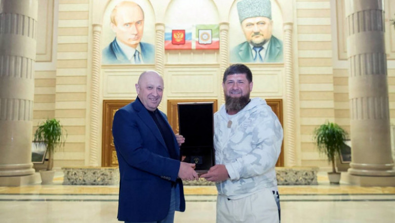 Evgheni Prigojin (stânga) a fost recent și în Cecenia, unde s-a întâlnit cu Ramzan Kadîrov Foto: Profimedia Images