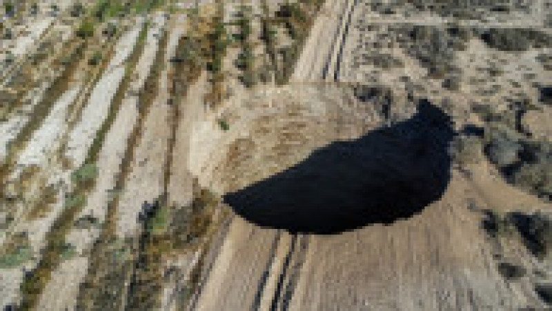 Craterul misterios apărut în Chile și-a dublat dimensiunea în numai o săptămână FOTO: Profimedia Images | Poza 1 din 10