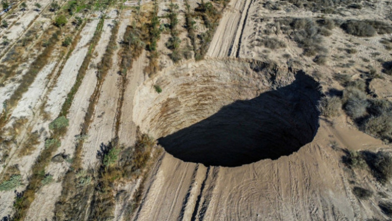 Craterul misterios apărut în Chile și-a dublat dimensiunea în numai o săptămână FOTO: Profimedia Images