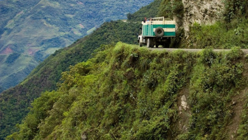 Cel mai periculos drum din lume se află în Bolivia și leagă capitala, La Paz, de nordul țării. Foto: Profimedia