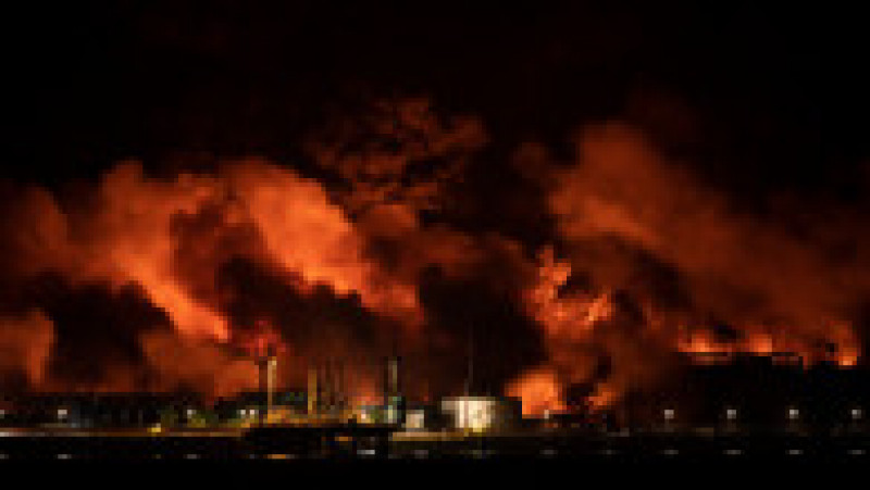 Incendiul izbucnit vineri seară la unitatea de stocare a combustibilului din Cuba încă nu a fost stins FOTO: Profimedia Images | Poza 1 din 19