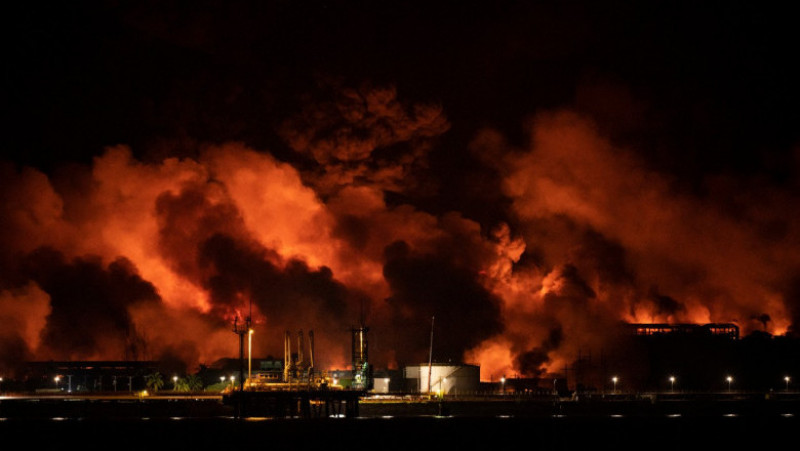 Incendiul izbucnit vineri seară la unitatea de stocare a combustibilului din Cuba încă nu a fost stins FOTO: Profimedia Images