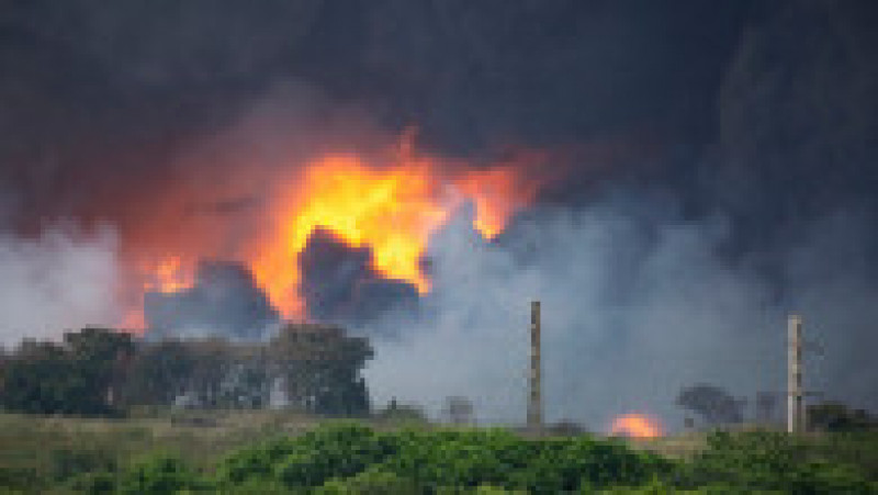 Incendiul izbucnit vineri seară la unitatea de stocare a combustibilului din Cuba încă nu a fost stins FOTO: Profimedia Images | Poza 10 din 19
