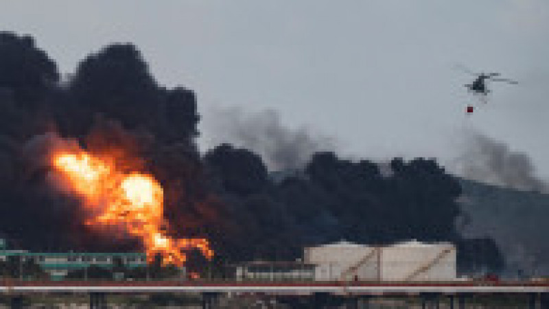Incendiul izbucnit vineri seară la unitatea de stocare a combustibilului din Cuba încă nu a fost stins FOTO: Profimedia Images | Poza 17 din 19