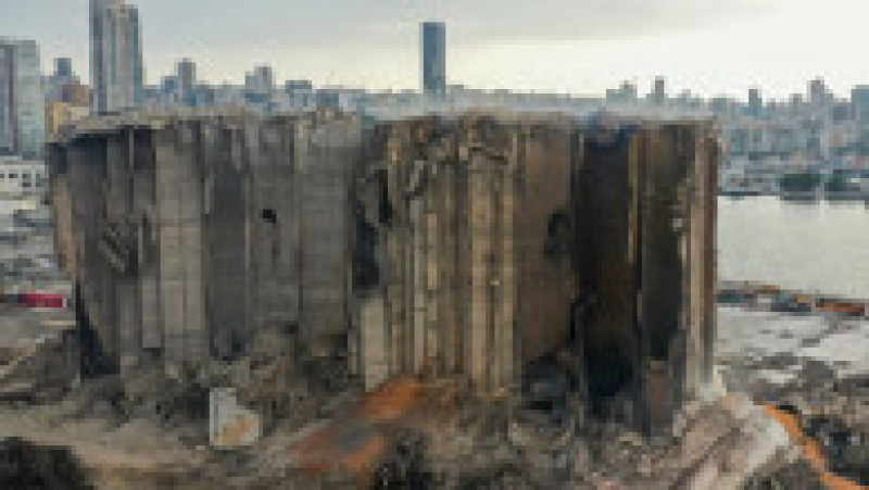 Momentul în care o parte din silozurile din Beirut, avariate de explozia de acum doi ani, se prăbușesc . FOTO: Profimedia Images | Poza 7 din 10