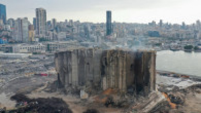 Momentul în care o parte din silozurile din Beirut, avariate de explozia de acum doi ani, se prăbușesc . FOTO: Profimedia Images | Poza 5 din 10