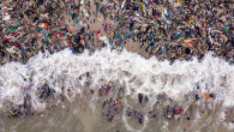 Mormane uriașe de haine pe o plajă din Accra, capitala Ghanei FOTO: Profimedia Images | Poza 27 din 27