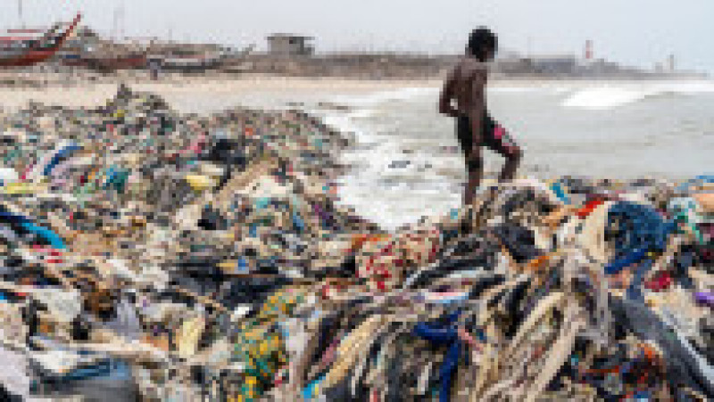Mormane uriașe de haine pe o plajă din Accra, capitala Ghanei FOTO: Profimedia Images | Poza 23 din 27